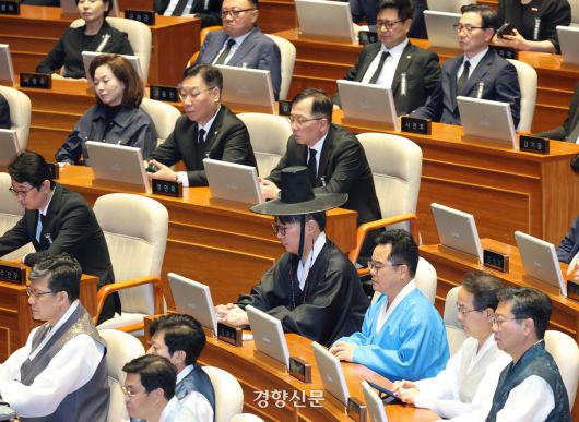 정기국회 개회식이 열린 1일 본회의장에 더불어민주당 의원들은 한복을, 국민의힘 의원들은 검정양복에 근조 리본을 착용한 채 앉아있다. 2025.9.1 박민규 선임기자