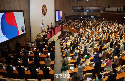 정기국회 개회식이 1일 본회의장에서 열려 여야 국회의원과 국무위원들이 국민의례를 하고 있다. 2025.9.1 박민규 선임기자