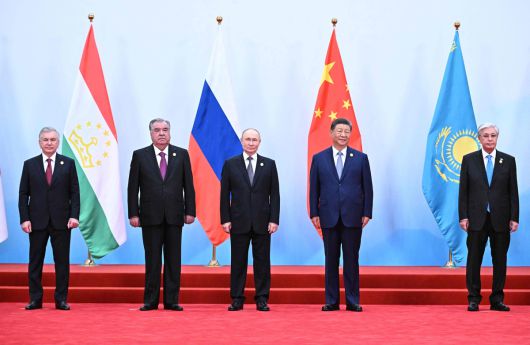 시진핑 중국 국가주석(왼쪽에서 네 번째)과 블라디미르 푸틴 러시아 대통령(세 번째)이 단체 사진을 찍고 있다. AFP연합뉴스