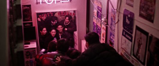 <3670> 속 철준(조유현)과 영준(김현목)이 97년생 동갑모임 친구들과 사진을 찍고 있따. 엣나인필름 제공