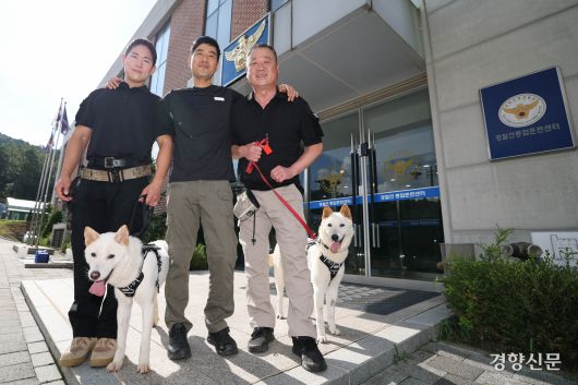 김민철 교수요원(가운데), 김태훈(왼쪽)·신종필 양성교관이 경찰인재개발원 경찰견종합훈련센터에서 임회·상만 두 진돗개 훈련을 앞두고 포즈를 취하고 있다.