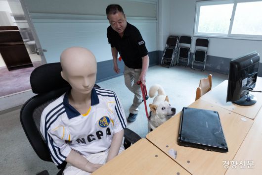 임회가 실내훈련장에서 화약 시료가 숨겨진 곳을 찾던 중 곁눈질로 마네킹을 바라보고 있다.