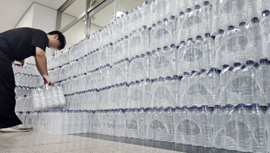 초등학교에 생수 지원 3일 강원 강릉시의 한 초등학교에 학생들을 위한 생수가 쌓여 있다. 강릉 교육당국은 가뭄으로 인한 제한급수가 강화됨에 따라 휴교나 단축수업 시행을 고려하고 있다. 연합뉴스