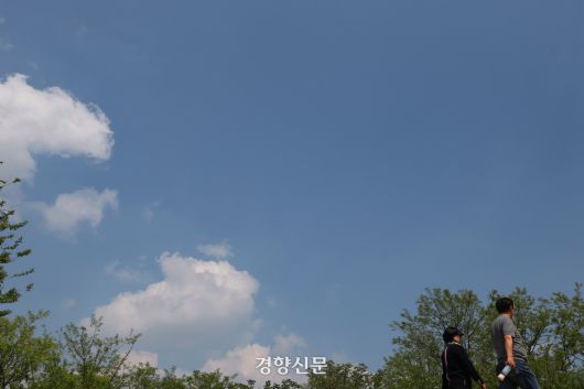 서울 마포구 하늘공원을 찾은 시민들이 푸른 하늘을 배경으로 거닐고 있다(사진은 기사와 직접적인 관련 없음). 정효진 기자