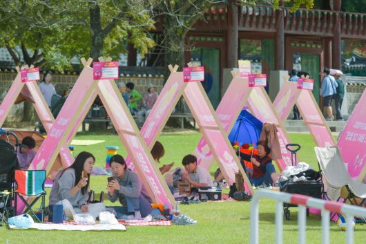 동문 잔디밭에 조성된 ‘해미키즈존’에는 대형 슬라이드 6개와 에어바운스가 설치된다. 코이 텐트 안 실내 놀이터에는 다양한 장난감이 마련되며 A형 텐트 150개를 활용한 피크닉존과 청허정 일원 빈백존은 가족 단위 관람객의 쉼터로 운영된다.