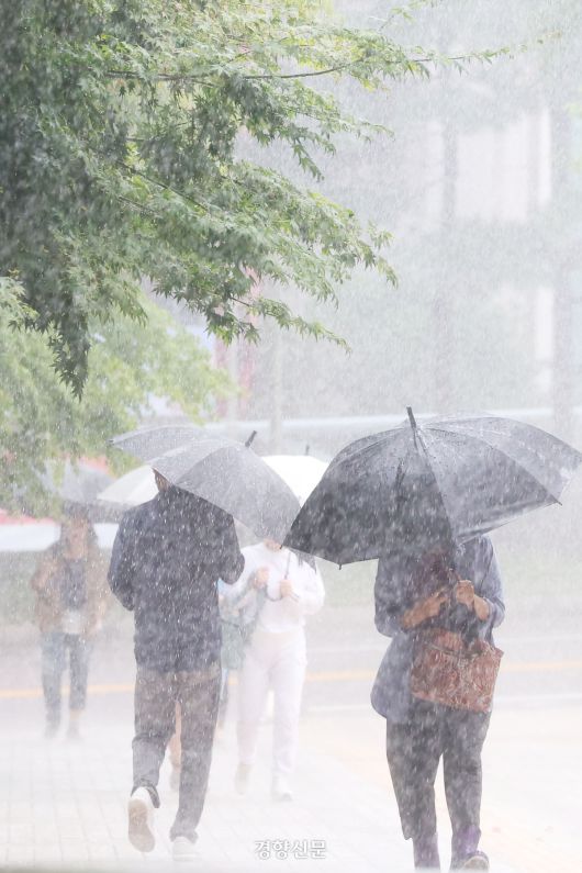 수도권 곳곳에 극한 호우가 내린 8월13일 서울 서초구 한 거리에서 시민들이 우산으로 비를 피하고 있다. 한수빈 기자