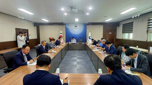 2일 서울지방보훈청에서 권오을 국가보훈부 장관과 윤준병·박수현 국회의원, 동학농민혁명 유족회·동학민족통일회·동학농민혁명기념재단·천도교중앙총부·동학서훈국민연대 등 단체 대표 20여 명이 모여 간담회를 열고 서훈 문제를 논의하고 있다. 동학농민혁명기념재단 제공