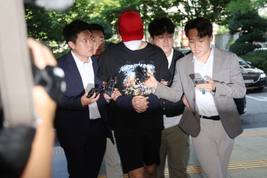 서울 서대문구 한 초등학교 인근에서 아동을 납치하려 한 20대 남성 일당이 5일 서울 마포구 서울서부지방법원에서 열린 구속 전 피의자 심문(영장실질심사)에 출석하고 있다. 연합뉴스