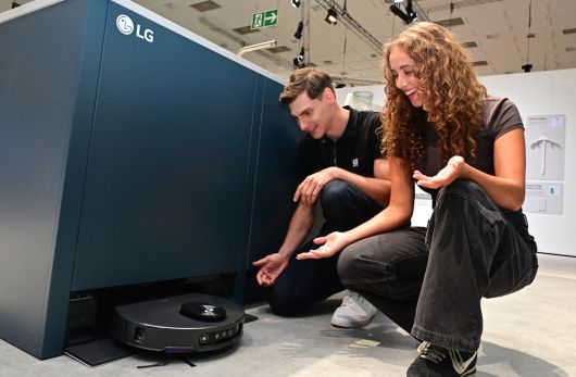 싱크대 걸레받이 부분에 설치하면 사용하지 않을 때 마치 집 안에 로봇청소기가 없는 듯한 디자인의 ‘히든 스테이션’. LG전자 제공