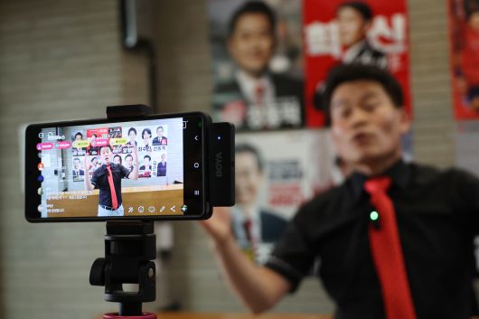 국민의힘 전당대회 방해 논란에 휩싸인 전한길씨가 당 윤리위원회의 징계 절차가 시작된 지난 8월 11일 서울 여의도 당사를 찾아 징계의 부당함을 알리는 유튜브 방송을 하고 있다. 연합뉴스