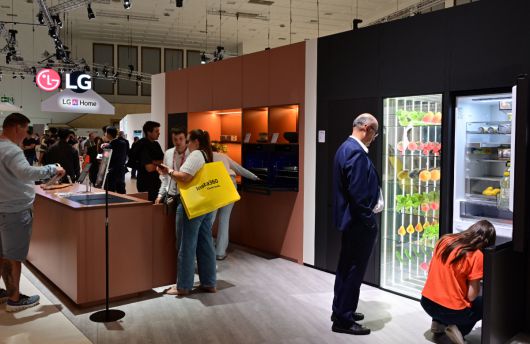 독일 베를린의 ‘IFA 2025’에 참가한 LG전자 전시관에서 관람객들이 냉장고 등에 적용된 다양한 ‘LG AI 홈’을 체험해보고 있다. LG전자 제공