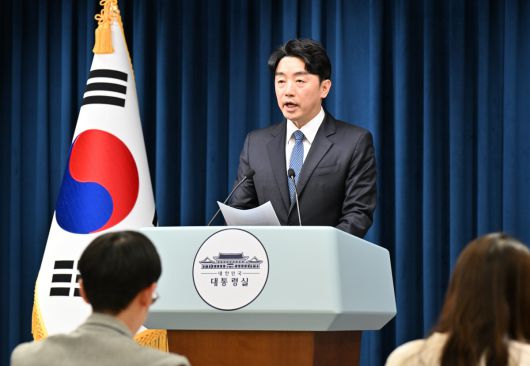 강훈식 비서실장이 발표 강훈식 대통령비서실장이 9일 용산 대통령실에서 중앙선거관리위원 후보자, 대통령 직속 국민통합위원회 위원장 등에 대한 인선을 발표하고 있다. 대통령실사진기자단