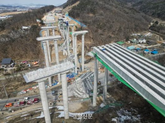 인명피해가 발생한 서울세종고속도로 경기도 안성시 서운면 공사현장. 이준헌 기자