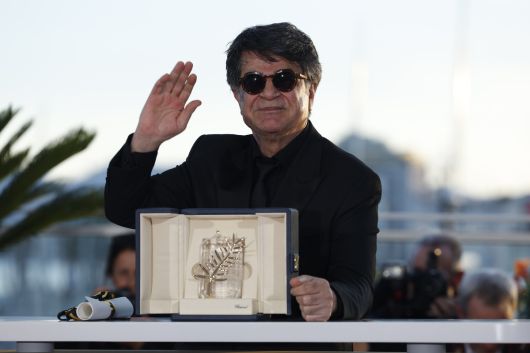 24일(현지시간) 칸 국제영화제 황금종려상을 받은 이란 감독 자파르 파나히가 포즈를 취하고 있다.  EPA 연합뉴스