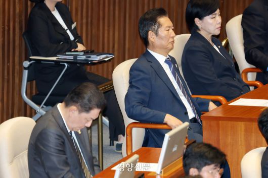 정청래 더불어민주당 대표(오른쪽 두번째)와 김병기 원내대표가 11일 국회 본회의장에서 무거운 표정으로 앉아 있다. 박민규 선임기자