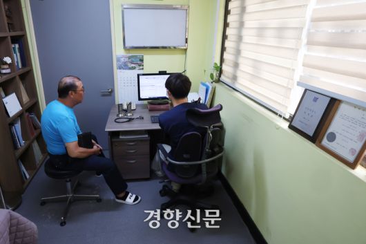 성수의원 영업 종료 하루 전 날인 지난 달 28일 전진한 원장이 진료실에서 환자를 보고 있다. 우석균 원장은 말기암에 걸린 이후로도 진료를 보다가 건강이 악화돼 휴식에 들어갔다. 한수빈 기자