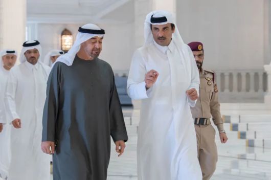 카타르의 셰이크 무함마드 빈 압둘라흐만 알사니 총리(오른쪽)가 10일(현지시간) 카타르 도하에서 모하메드 빈 자이드 알 나흐얀 아랍에미리트(UAE) 대통령과 대화하고 있다. UPI연합뉴스