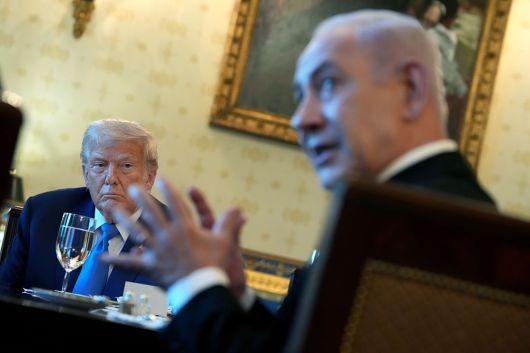 지난 7월7일(현지시간) 도널드 트럼프 미국 대통령이워싱턴 DC 백악관 블루룸에서 베냐민 네타냐후 이스라엘 총리가 만찬 중 연설하는 모습을 지켜보고 있다. 게티이미지