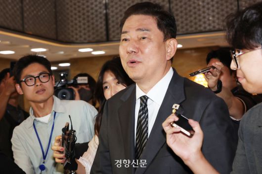 김병기 더불어민주당 원내대표가 11일 국회 본회의에 참석하기 위해 이동하고 있다.  한수빈 기자