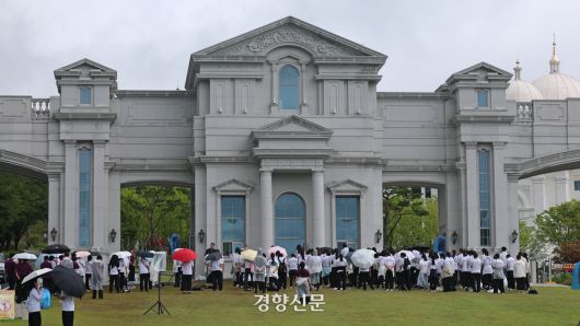 김건희 특검팀이 건진법사 청탁 의혹과 관련해 경기 가평군 통일교 본부를 압수수색하고 있는 7월18일 통일교 신자들이 건물 입구에서 기도하고 있다. 정효진 기자