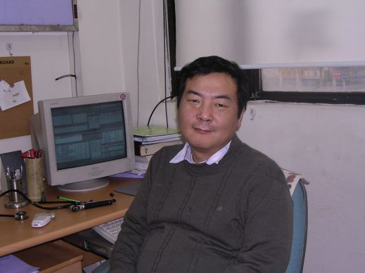 젊은 시절 우석균 원장이 진료실에 앉아서 미소를 짓고 있다. 변혜진 제공