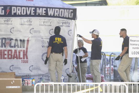 미국 연방수사국(FBI) 요원들이 11일(현지시간) 미국 유타주 오렘의 유타밸리대학교 캠퍼스에서 보수 성향 활동가 찰리 커크가 총격을 받은 천막 주변을 조사하고 있다. UPI연합뉴스