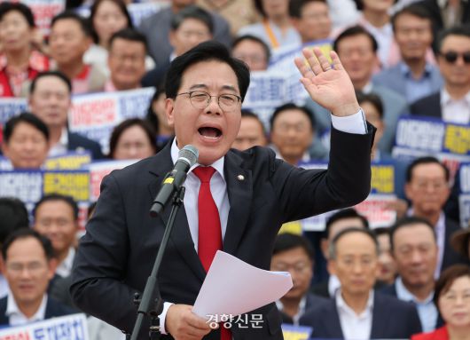 송언석 국민의힘 원내대표가 12일 국회 본관앞 계단에서 열린 야당탄압 독재정치 규탄대회에서 발언하고 있다. 박민규 선임기자