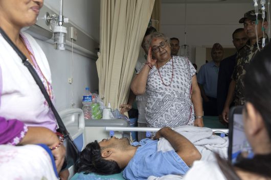 수실라 카르키 네팔 임시총리가 13일(현지시간) 네팔 카트만두의 병원에서 반정부 시위 부상자와 면담하고 있다. EPA연합뉴스