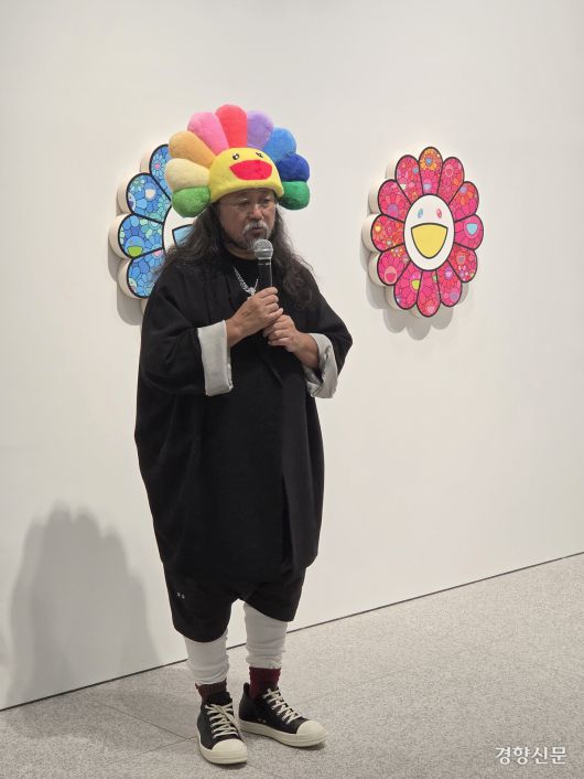 무라카미 다카시가 지난 1일 서울 용산구 APMA캐비닛에서 기자들에게 자신의 개인전에 대해 설명하고 있다. 윤승민 기자