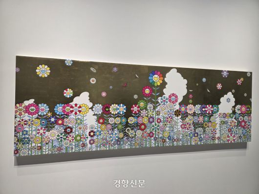 서울 용산구 APMA캐비닛에 전시된 무라카미 다카시의 ‘Summer Vacation Flowers under the Golden Sky’(2025). 윤승민 기자