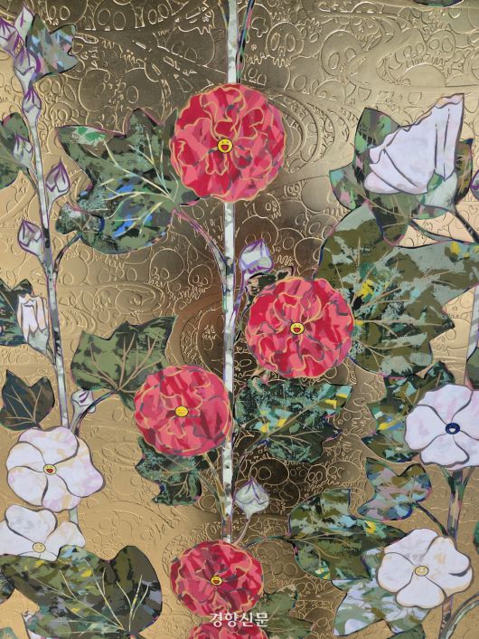 무라카미 다카시의 ‘Tachiaoi-zu’(2025)를 가까이서 보면 특유의 꽃 표정과 해골무늬 배경이 보인다. 윤승민 기자