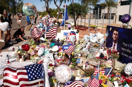 미국 애리조나에 있는 터닝포인트USA 본사 앞에 찰리 커크를 추모하는 꽃다발과 성조기가 놓여져 있다.  AFP연합뉴스