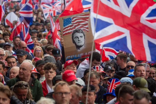 지난 13일(현지시간) 영국에서 열린 대규모 극우 집회에서 찰리 커크의 얼굴이 그려진 팻말이 보인다. EPA연합뉴스