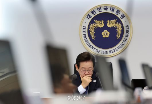 이재명 대통령이 18일 용산 대통령실에서 열린 ‘청년담당관 임명장 수여식 및 제11차 대통령 주재 수석보좌관회의’에서 청년담당관의 발표를 듣고 있다. 대통령실사진기자단