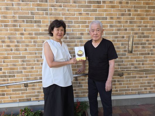 얼마 전 히데코는 일본 가나자와의 요양원을 찾아 91세의 아버지께 새 책을 전했다. 나카가와 히데코 제공