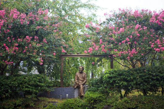 군립하정웅미술관은 재일교포 사업가 하정웅 선생이 평생 수집한 수천점의 미술품을 감상할 수 있는 공간이다.