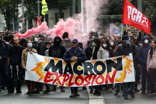 프랑스 시위대가 지난 13일(현지시간) 프랑스 낭트에서 열린 ‘모든 것을 차단하자’ 시위에서 에마뉘엘 마크롱 대통령을 규탄하는 현수막을 들고 행진하고 있다. 로이터·연합뉴스