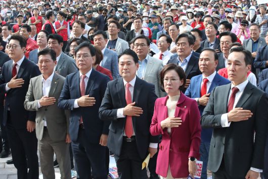 장동혁 대표와 송언석 원내대표를 비롯한 국민의힘 관계자들이 21일 대구 동구 동대구역 광장에서 열린 야당탄압·독재정치 국민 규탄대회에 참석해 국민의례를 하고 있다. 연합뉴스