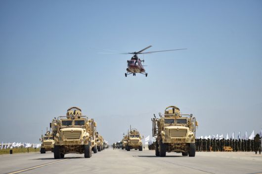 지난해 8월14일 아프가니스탄 바그람 공군기지에서 탈레반의 아프가니스탄 장악 3주년을 기념하는 군용 차량 퍼레이드가 진행되고 있다. AFP연합뉴스