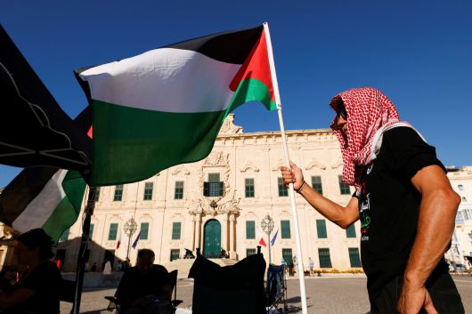 21일(현지시간) 몰타 발레타에서 활동가들이 로베르트 아벨라 몰타 총리 집무실 앞에서 시위를 벌이고 있다. 아벨라 총리는 이스라엘과 하마스 간 전쟁이 이어지는 가운데, 조만간 팔레스타인 국가를 공식 승인하겠다고 밝혔다. 로이터연합뉴스