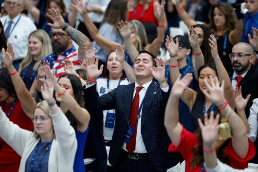 21일(현지시간) 찰리 커크 공식 추모식에 참석한 사람들이 두 손을 높이 들고 찬송가를 따라 부르고 있다. EPA연합뉴스