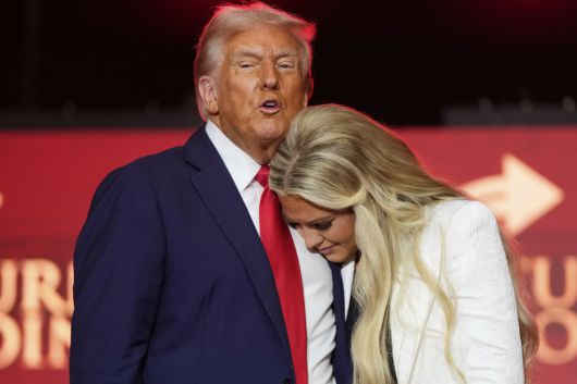 도널드 트럼프 미국 대통령이 21일(현지시간) 찰리 커크의 공식 추모 행사에 참석해 커크의 아내인 에리카와 함께 무대에서 연설을 하고 있다. AP연합뉴스