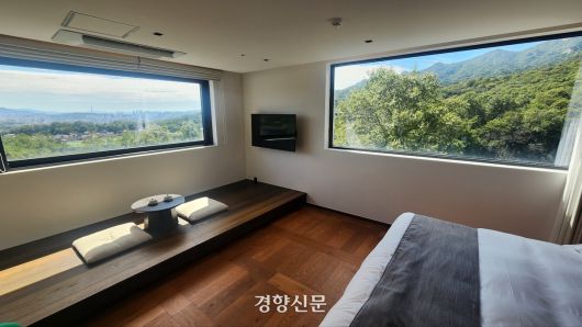 북한산과 도심 뷰를 함께 바라볼 수 있는 ‘안토’ 파크하우스 객실. 이성희 기자