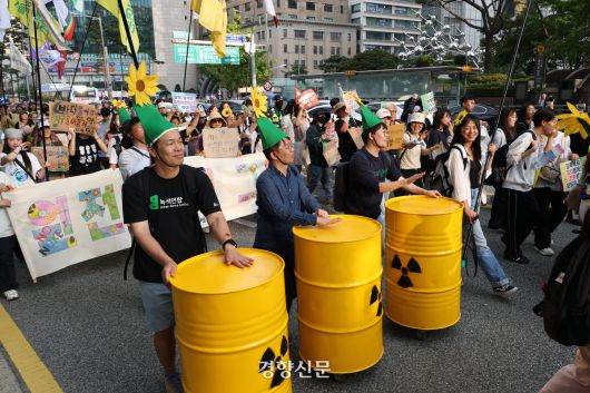 ‘9.27 기후정의행진’ 참가자들이 27일 온실가스 감축 등을 요구하며 서울 종로구 광화문 동십자각에서 종각역과 시청광장 등을 거쳐 돌아오는 행진을 하고 있다. 한수빈 기자