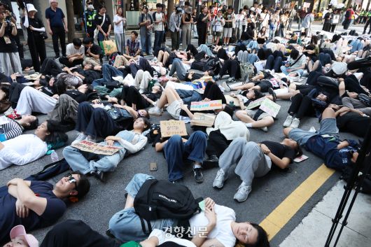 ‘9.27 기후정의행진’ 참가자들이 27일 서울 종로구 청계천 인근에서 ‘다이인 퍼포먼스’를 하고 있다. 한수빈 기자