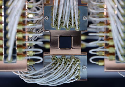 서울 서초구 aT센터에서 열린 ‘퀀텀 코리아 2025’의 한 참가 업체 부스에 컴퓨터의 CPU에 해당하는 양자처리장치(QPU)가 전시돼 있다.연합뉴스