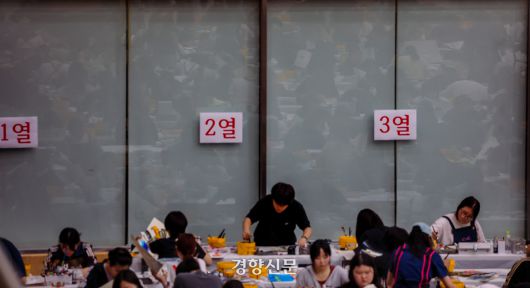 28일 서울 노원구 삼육대학교 체육관에서 열린 2026학년도 아트앤디자인학과 수시모집에 응시한 수험생들이 미술 실기고사를 치르고 있다. 2025.9.28 이준헌 기자
