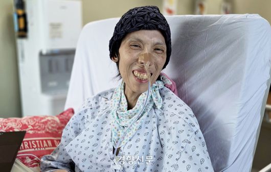 유고운씨가 지난 23일 경기 고양시 국립암센터에서 인터뷰 도중 웃고 있다. 우혜림 기자