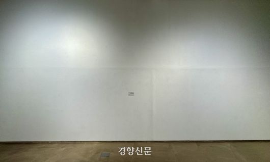 대구 중구 봉산문화회관에서 진행 중인 ‘내일을 여는 미술, 대구 미술, 시대정신에 대답하라’ 특별기획전시장 1전시실의 한쪽 벽면이 30일 텅 비어 있다. 이 공간은 A작가의 작품 3점이 걸렸던 곳으로, 현재는 작가 설명만 짤막하게 붙어 있다. 백경열 기자