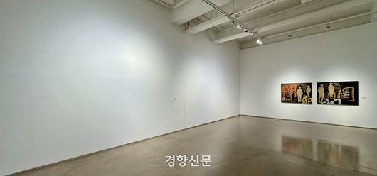 대구 중구 봉산문화회관에서 진행 중인 ‘내일을 여는 미술, 대구 미술, 시대정신에 대답하라’ 특별기획전시장 1전시실의 한쪽 벽면이 30일 텅 비어 있다. 이 공간은 A작가의 작품 3점이 걸렸던 곳으로, 현재는 작가 설명만 짤막하게 붙어 있다. 백경열 기자